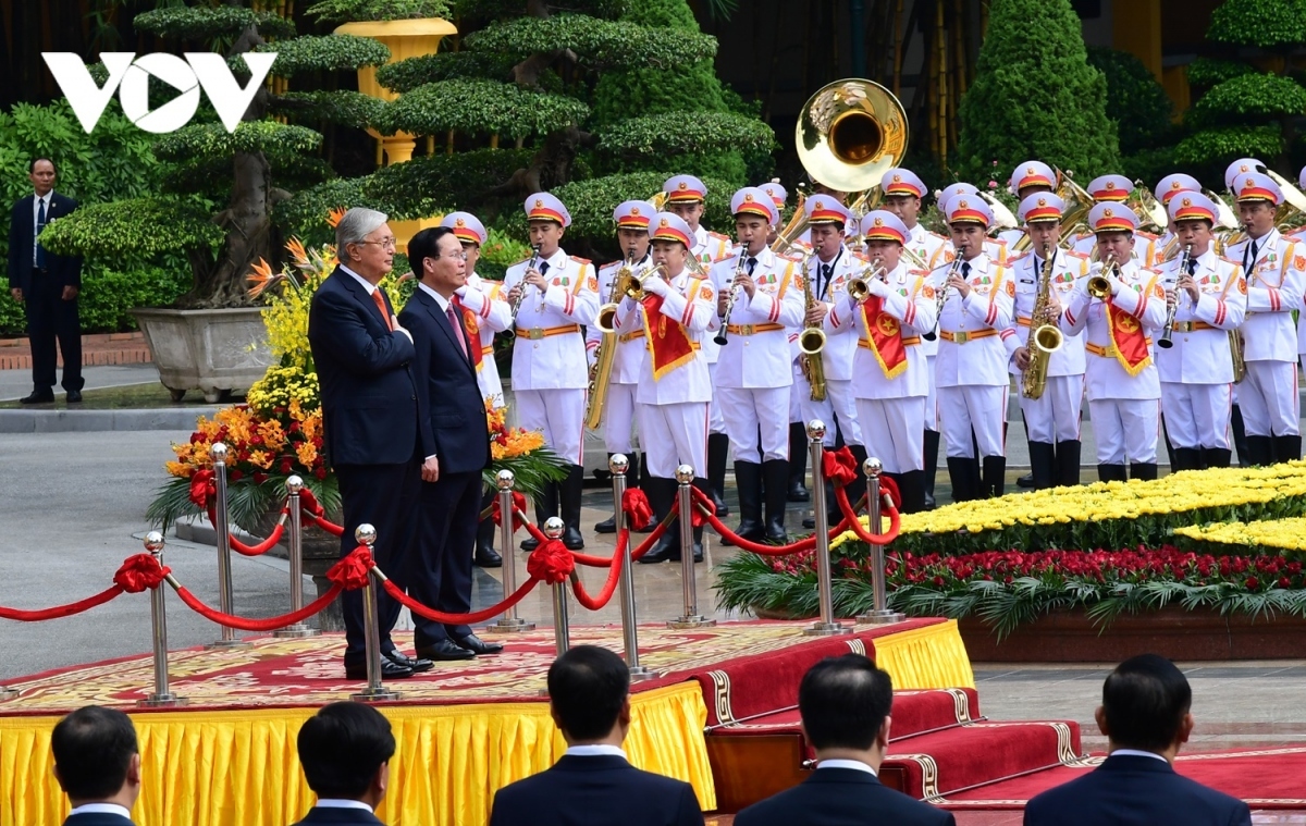 President Thuong hosts official welcome ceremony for Kazakh counterpart